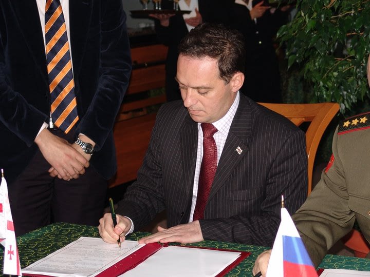 2006 წლის 31 მარტს, ქალაქ სოჭში, საქართველოს თავდაცვის მინისტრის მოადგილე, მამუკა კუდავა საქართველოდან რუსული ბაზების გაყვანის შესახებ ხელშეკრულებას აწერს ხელს. რუსეთის მხრიდან ხელშეკრულებას ხელი გენერალ-პოლკონვიკმა ალექსეი მასლოვმა მოაწერა.